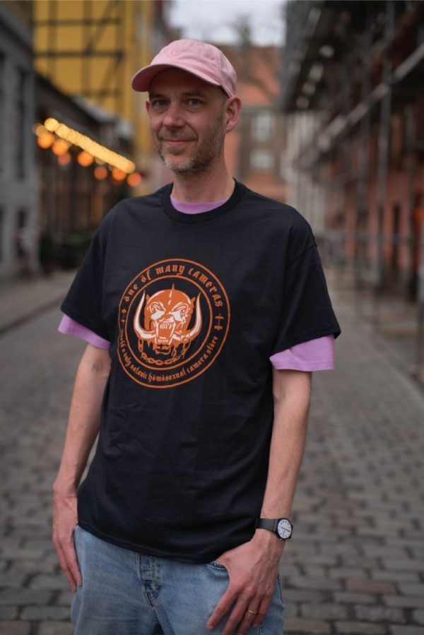 #025 Wörld s Önly Satanic Hömosexual Camerastöre – black shirt orange print Sale